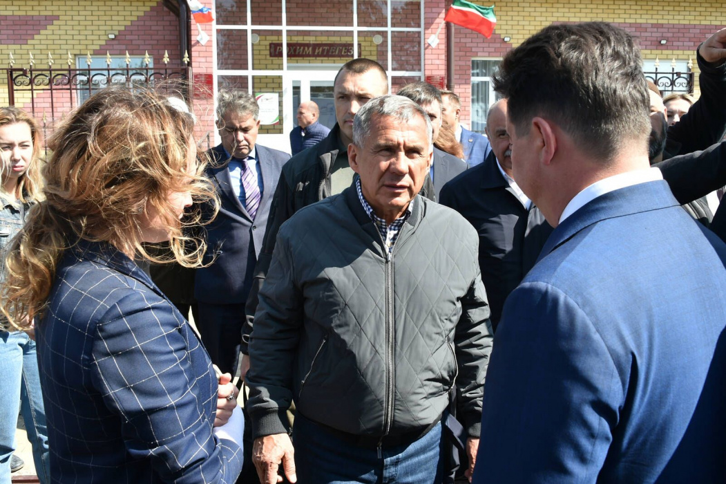 Рустам Минниханов проверил работу первых мобильных медицинских поликлиник в Тетюшском районе
