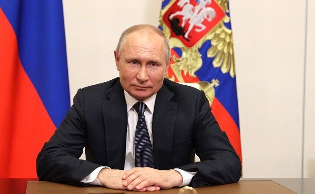 Путин подписал закон о соцвыплатах беременным и семьям с детьми