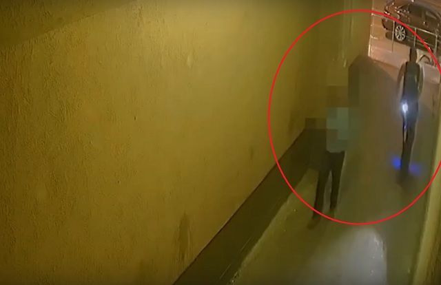 Видео: грабитель на электросамокате избил и обчистил прохожего в Екатеринбурге