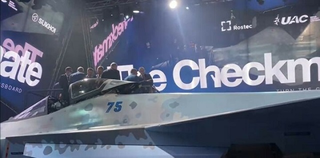 Рустам Минниханов осмотрел новейший российский истребитель на авиасалоне МАКС-2021