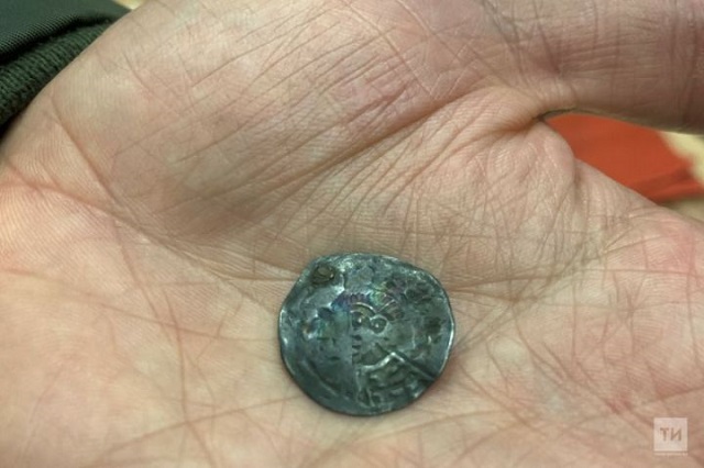 В Татарстане обнаружили серебряную монету XI века 