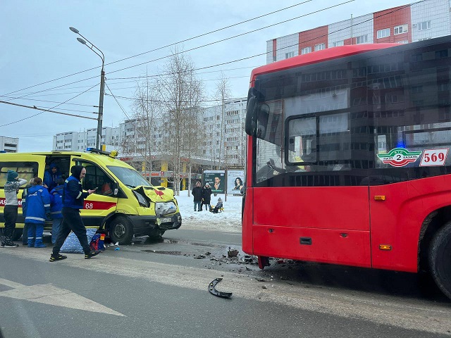 В столкновении автобуса и «скорой» в Казани погибла перевозимая медиками пациентка