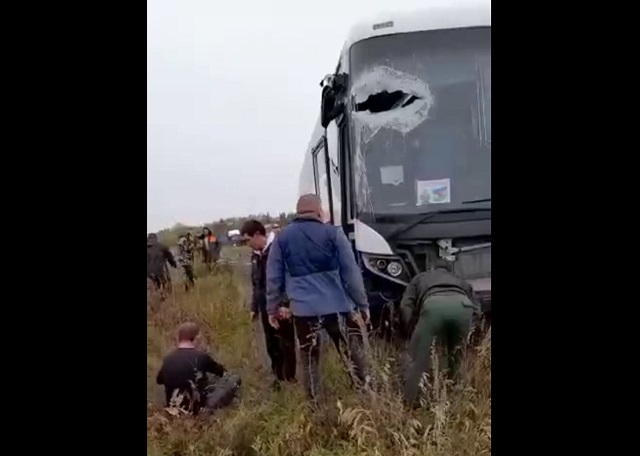 В Татарстане автобус с резервистами из Башкирии попал в ДТП из-за пьяного призывника – видео
