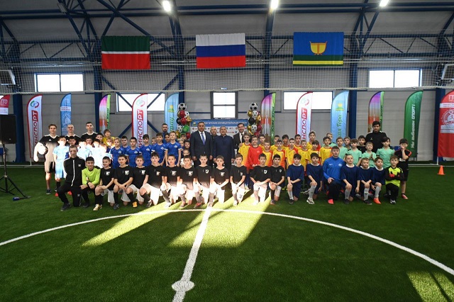 Минниханов открыл футбольные манежи в трех районах Татарстана