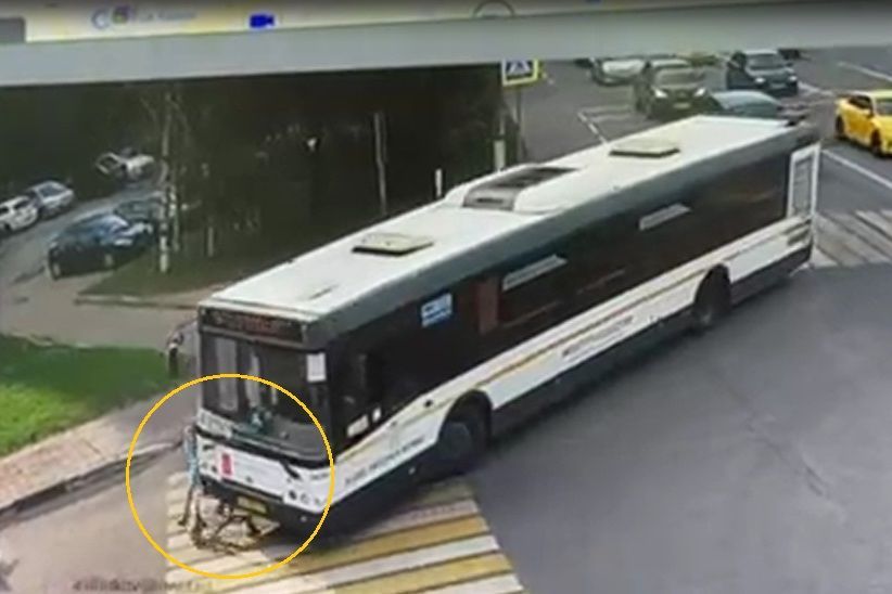 В Москве автобус насмерть переехал 10-летнюю девочку на самокате - видео