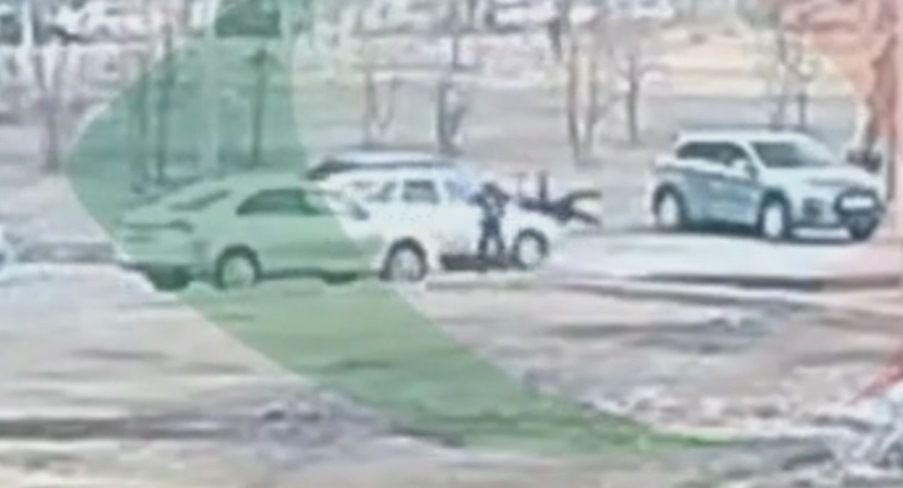 В Нижнекамске школьник попал под машину, выскочив на проезжую часть – видео