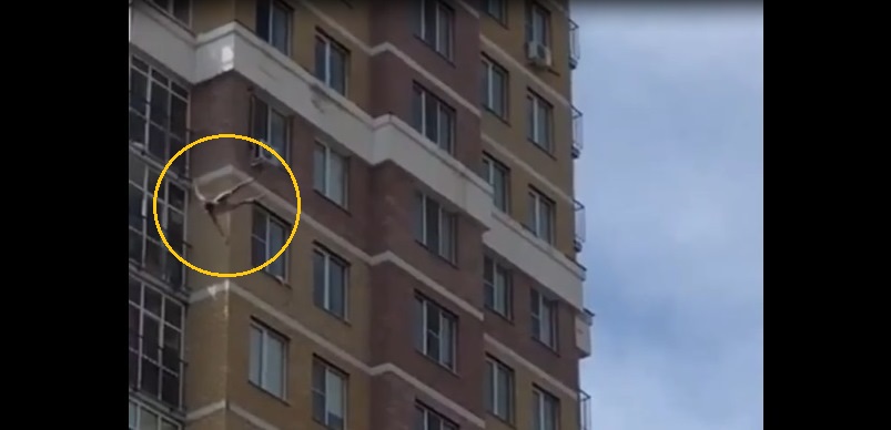 Шокирующее видео: в Казани парень выпал из окна 12-го этажа