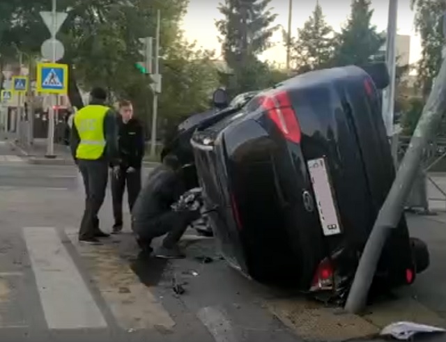 Автомобиль Ford вылетел на тротуар после ДТП в центре Казани – видео