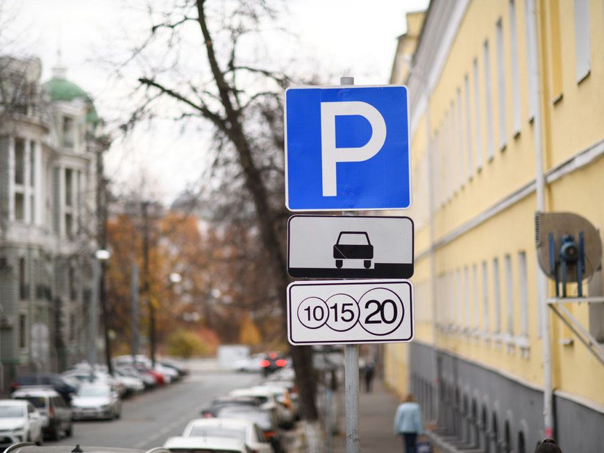 Жителям Казани напомнили о бесплатных парковках в праздники