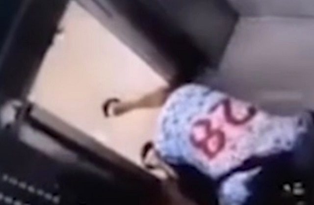 Мужчина едва не лишился ног после падения в лифте – видео