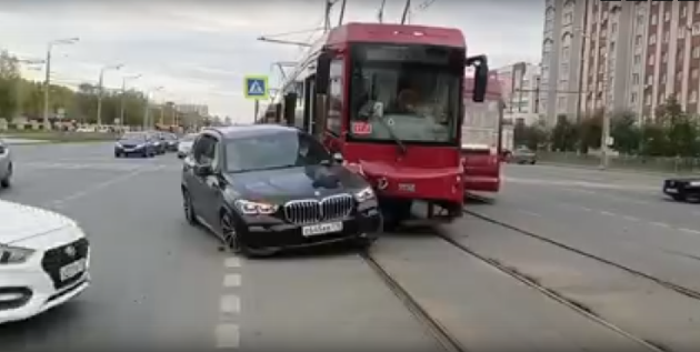 Столкновение BMW и трамвая в Казани попало на видео