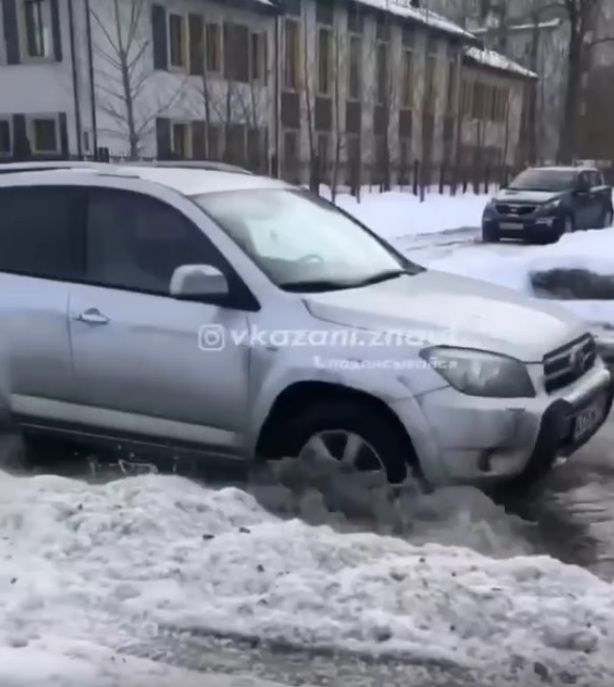 Автолюбители сняли на видео потоп на улице Шаляпина в Казани