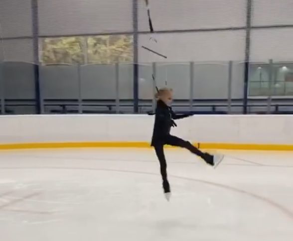 Видео: Плющенко едва не удушил 9-летнюю фигуристку на удочке