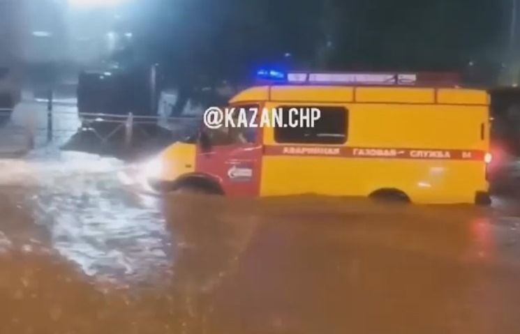 Власти Казани назвали причину образовавшегося на дорогах потопа после ливня