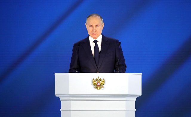 Путин поручил досрочно начать выплаты на школьников по 10 000 рублей