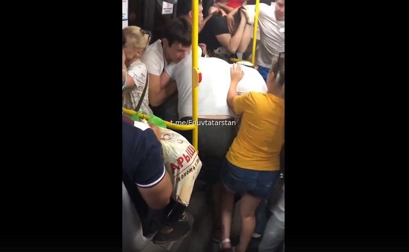 Видео: пьяные казанцы устроили массовую драку в переполненном автобусе 