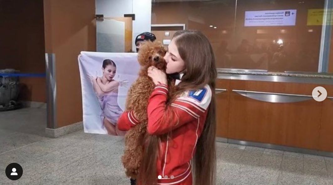 «Не видела 10 дней»: Трусова поделилась видео встречи со своей собакой в аэропорту