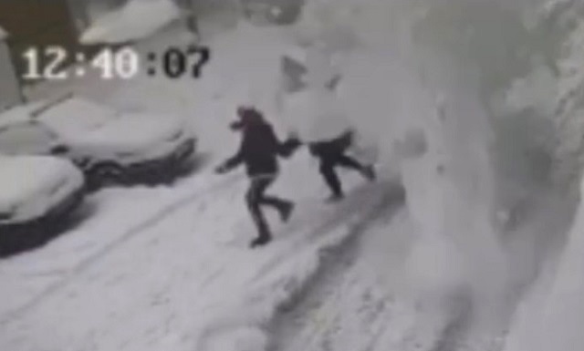 Сорвавшаяся с крыши ледяная глыба едва не убила молодых людей в Татарстане – видео