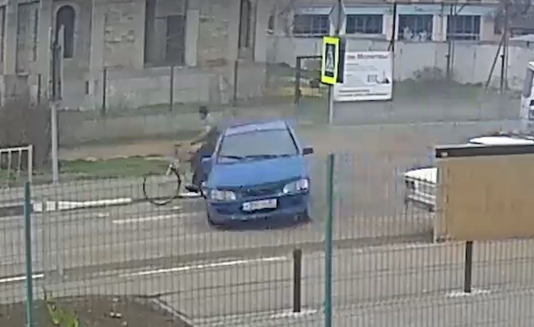 Видео: 12-летний мальчик за рулём папиной машины сбил пожилого велосипедиста
