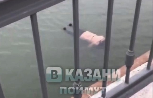 Жители Казани сняли на видео всплывший в реке у Кремлевской набережной труп 