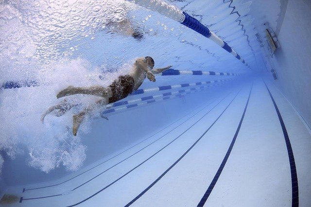 Посетитель фитнес-клуба впал в кому после медитации под водой в бассейне в Москве