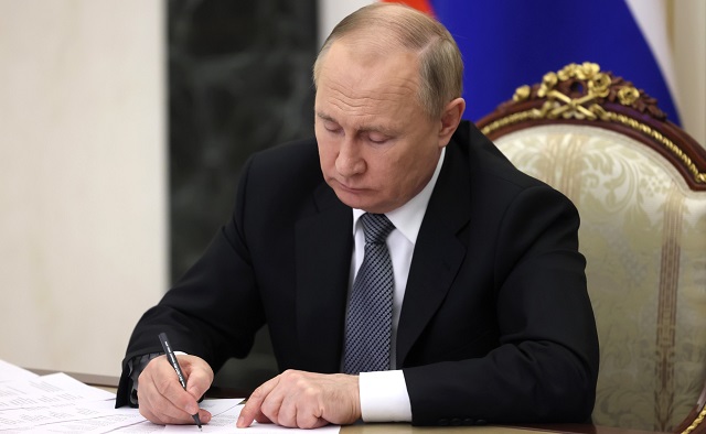 Владимир Путин установил новый временный порядок выплат по еврооблигациям