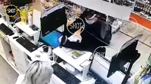 Вооруженное нападение на аптеку в Петербурге попало на видео