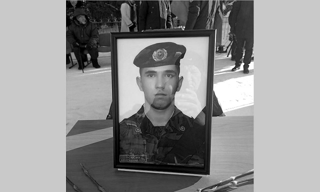 Девушка провожает парня на войну. Прощаются с милой родиной. Девушка провожает солдата. Сергей есенин русь. Встреча солдата.