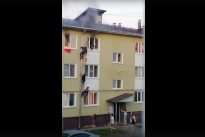 Спасение запертых в горящей квартире детей сняли на видео