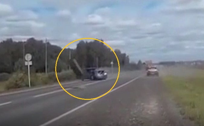 Эпичное видео: отвалившееся у лесовоза колесо влетело в капот легковушки