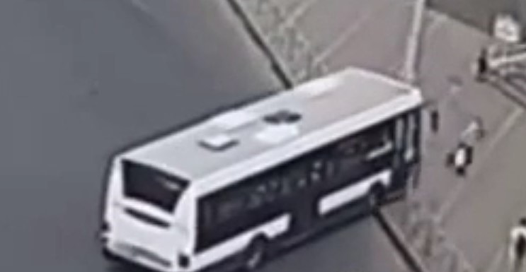 Неуправляемый автобус влетел в дорожное ограждение и снес столб — видео