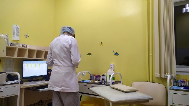 В Роспотребнадзоре РТ поделились первыми итогами проверок на наличие у работников прививки
