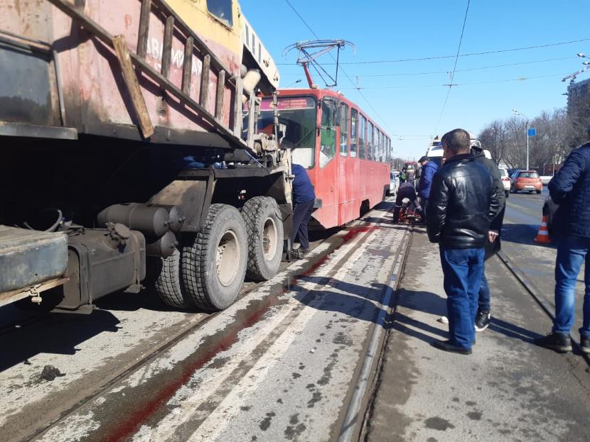 Невнимательность стала причиной гибели жительницы Казани, попавшей под трамвай