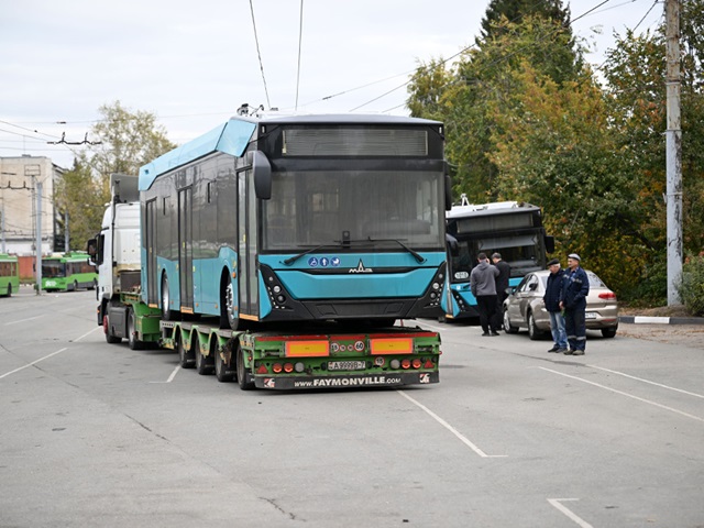 В Казань из Минска привезли первые три новых троллейбуса