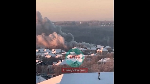 В соцсетях публикуют кадры горящего дома в казанском поселке Салмачи – видео