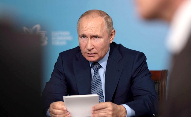Путин: власти продолжат улучшать систему поддержки семей с детьми в России
