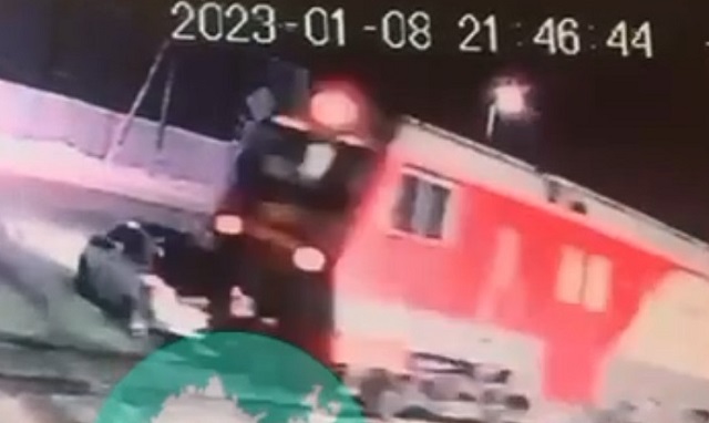 Электричка снесла «Ладу» на железнодорожном переезде в Татарстане - видео