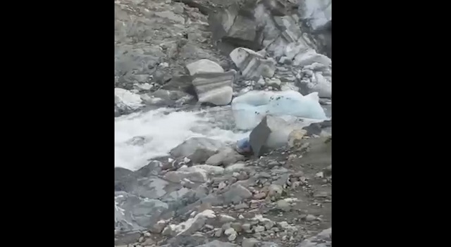 Две туристки погибли во время фотосессии в горах в Карачаево-Черкесии - видео