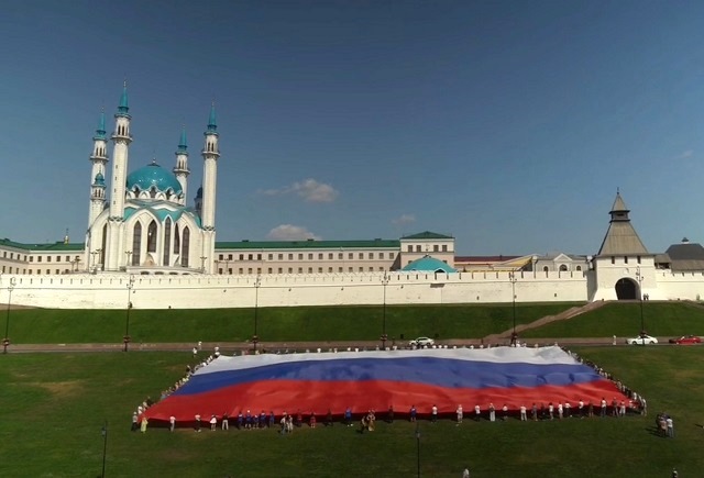 У стен Казанского Кремля развернули самый большой флаг РФ в ПФО