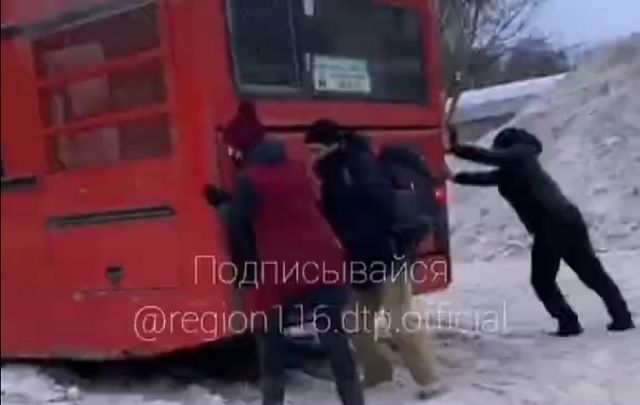 На одной из улиц Казани пассажирский автобус завяз в снегу – видео
