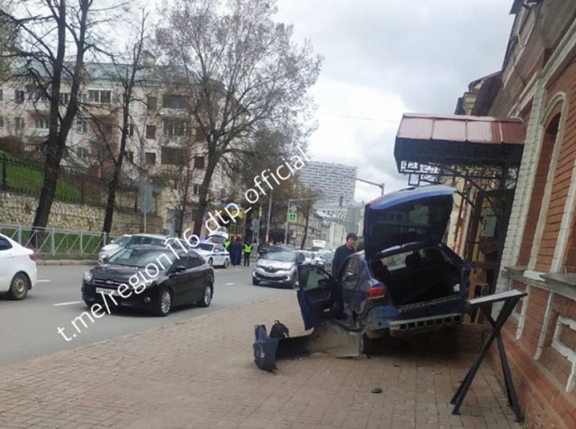 Видео: иномарка после ДТП в центре Казани вылетела на тротуар и протаранила кафе