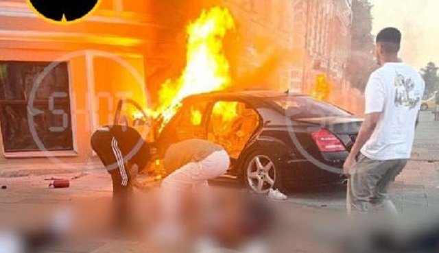 Переполненный людьми Mercedes врезался в стену дома в Москве, двое погибли – видео 