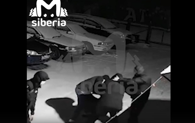 В Новосибирске мужчины толпой избили курьера, чтобы отобрать у него шаурму – видео