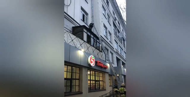 В Казани выпавший из окна третьего этажа ребенок остался жив - видео