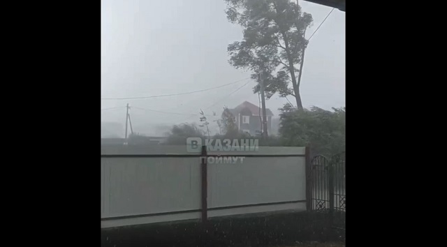 Очевидцы сняли на видео мощный ураганный ветер под Казанью