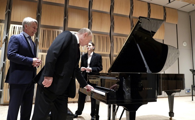 Путин лично проверил звучание рояля в новом центре искусств в Москве - видео