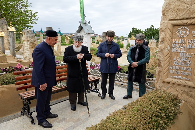 Рустам Минниханов посетил в Чечне могилу Ахмата Кадырова – фото