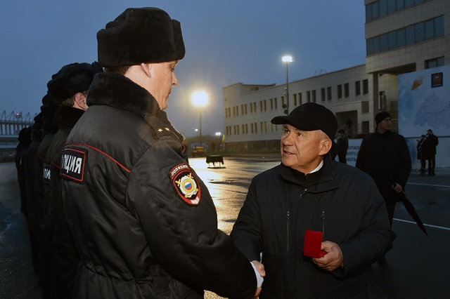 Ключи от служебных автомобилей вручил Минниханов сотрудникам МВД в Казани