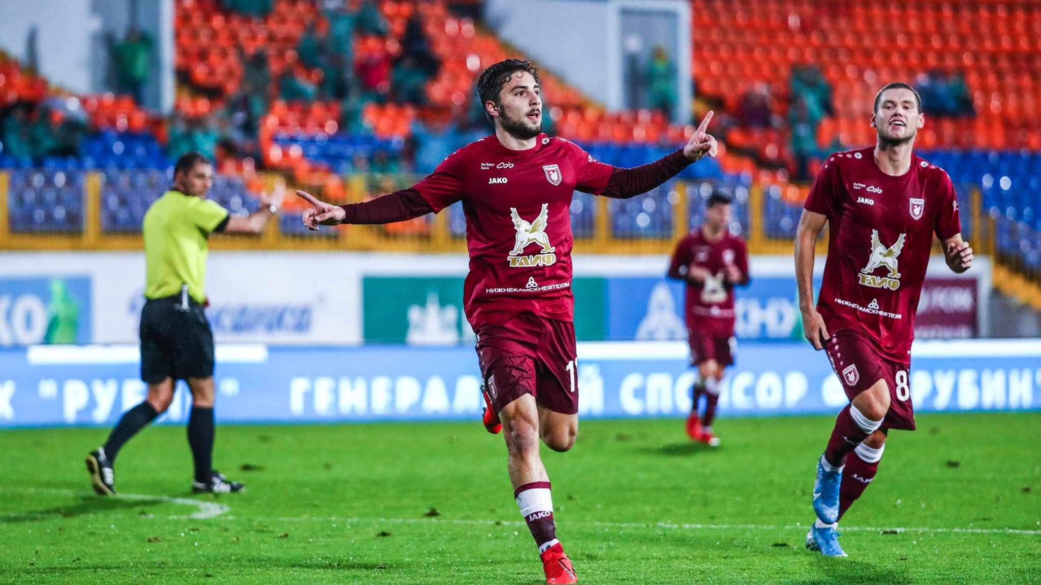 Fc rubin kazan. Казанский Рубин. ФК Рубин Казань. Зурико Давиташвили ротор. Футбольная команда Рубин.