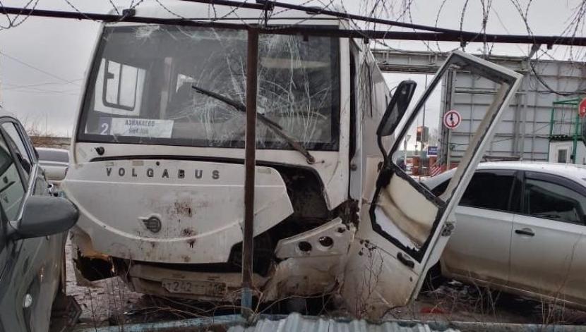 Умерший за рулем автобуса водитель спровоцировал массовую аварию в Татарстане